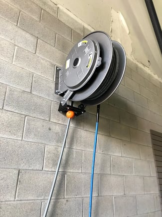 Devidoir-ressort-enrouleur-mur-beton-Hannay-Reels