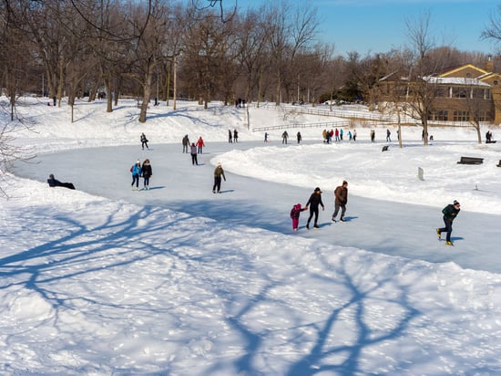 Patinoire-exterieur-ville-municipalite-hiver-MultiPSI