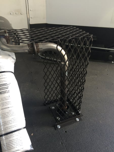 Remorque-fermee-moteur-honda-tuyau-echappement-exhaust