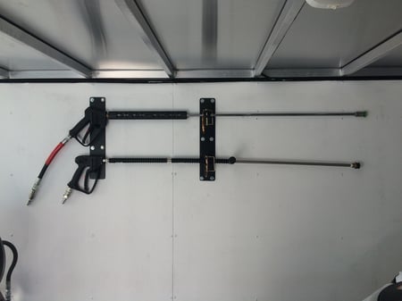 Remorque-fermee-supports-muraux-pistolet-lance-valleypression