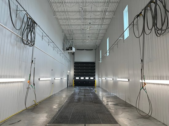 Salle-de-lavage-avec-systeme-de-rail-haute-pression
