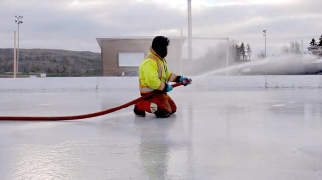 arrosage-patinoire-exterieure-hiver